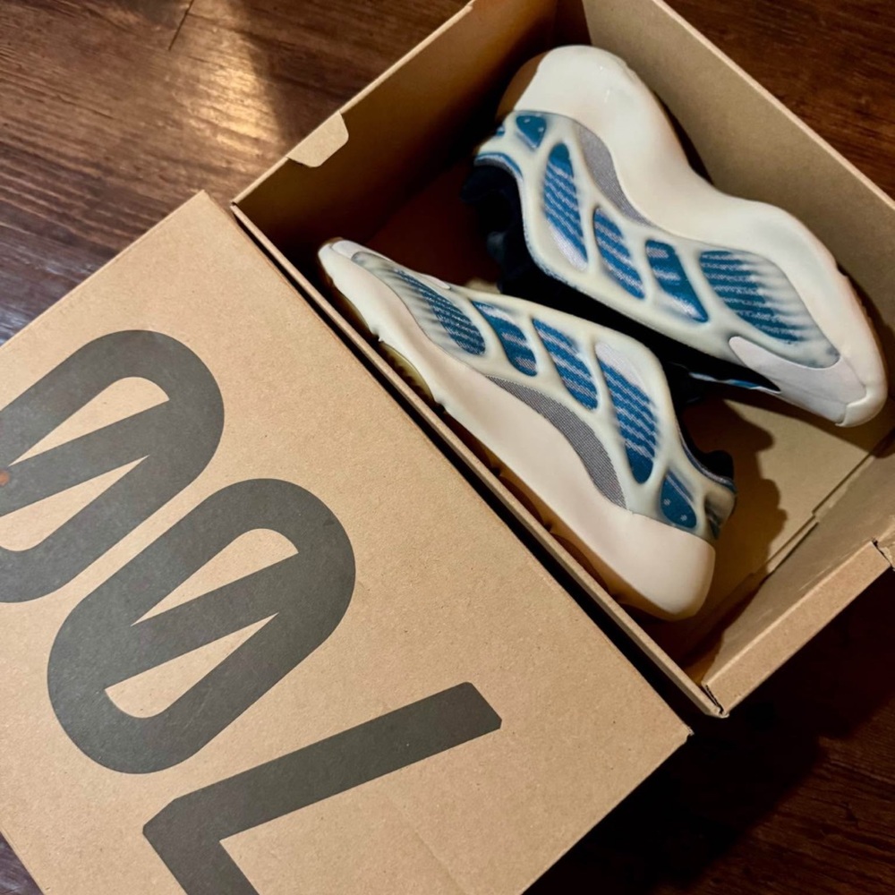 adidas Yeezy 700 V3 in Cream and Black The adidas Yeezy 700 V3 'Kyanite' - Picture 3 of 5